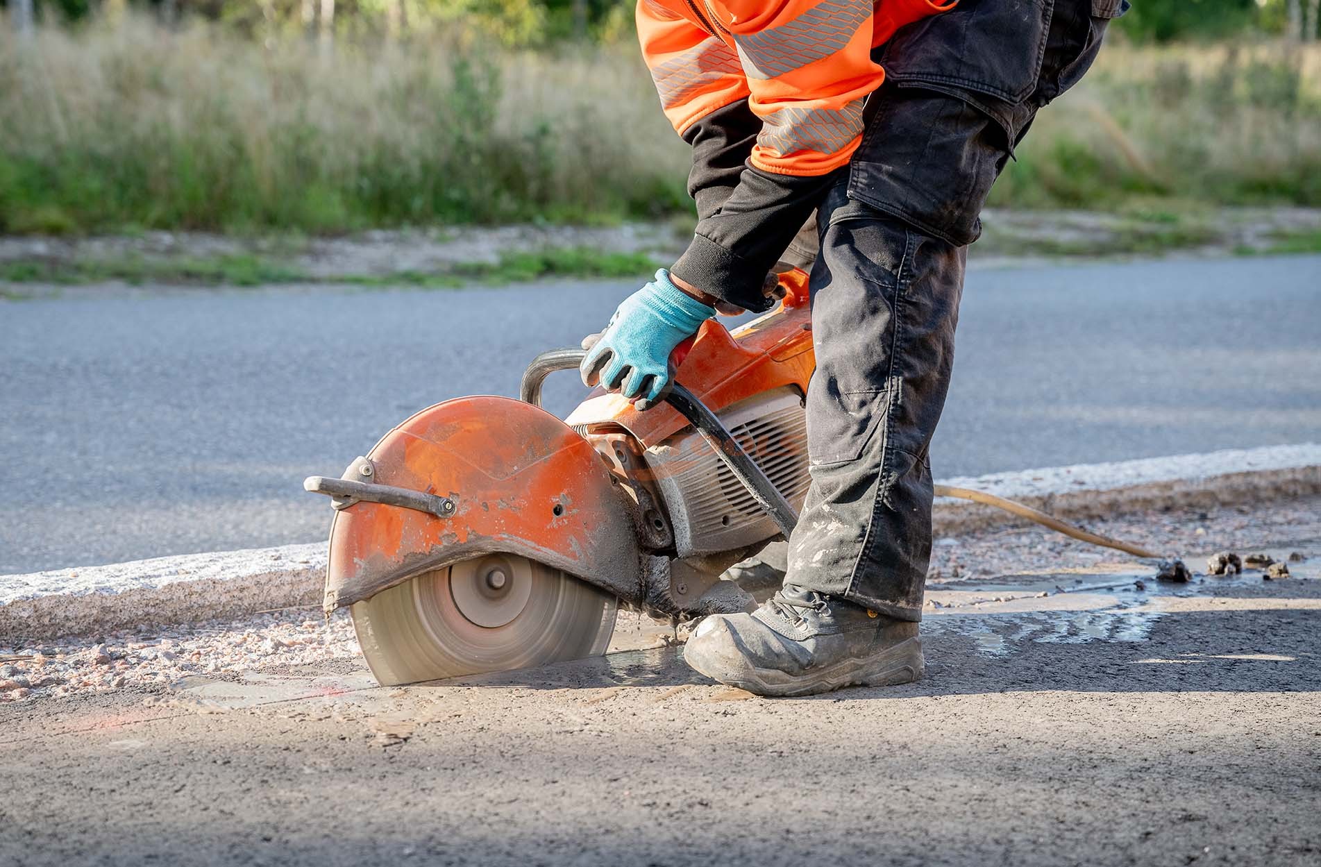 How to Choose the Right Diamond Blade for Asphalt vs.Concrete: A Distributor’s Technical Guide